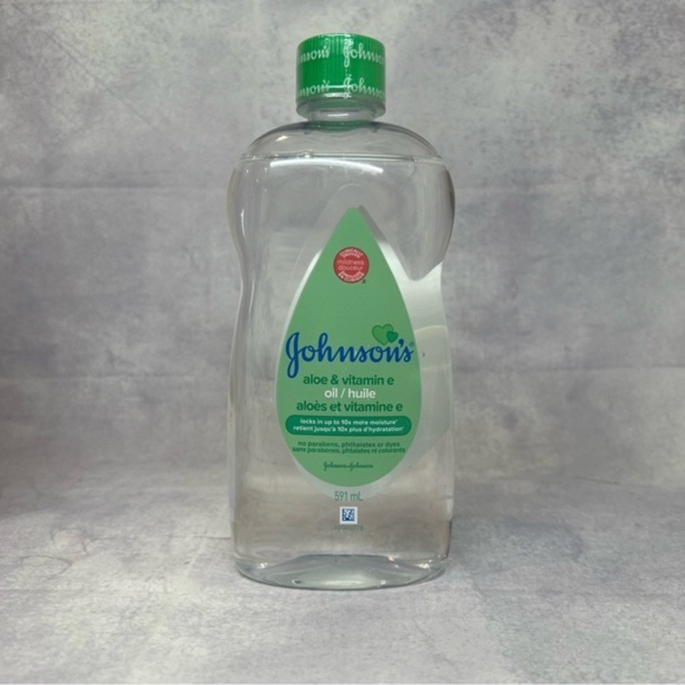 Johnson's Baby Oil Aloe Vera and Vitamin E Oil 20 fl. oz 591 ml NEW SEALED